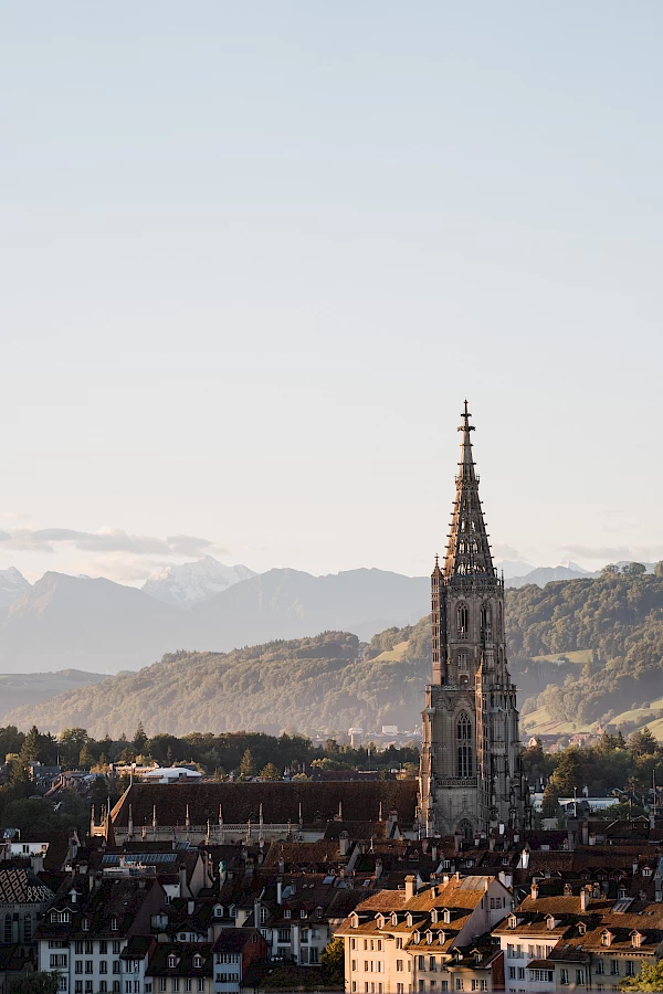Abendstimmung über Bern mit Blick auf das Berner Münster und die Alpen – Stadtfotografie im Rahmen des EL Congress 2025, Voll Toll GmbH, Fotografinnen in Bern.